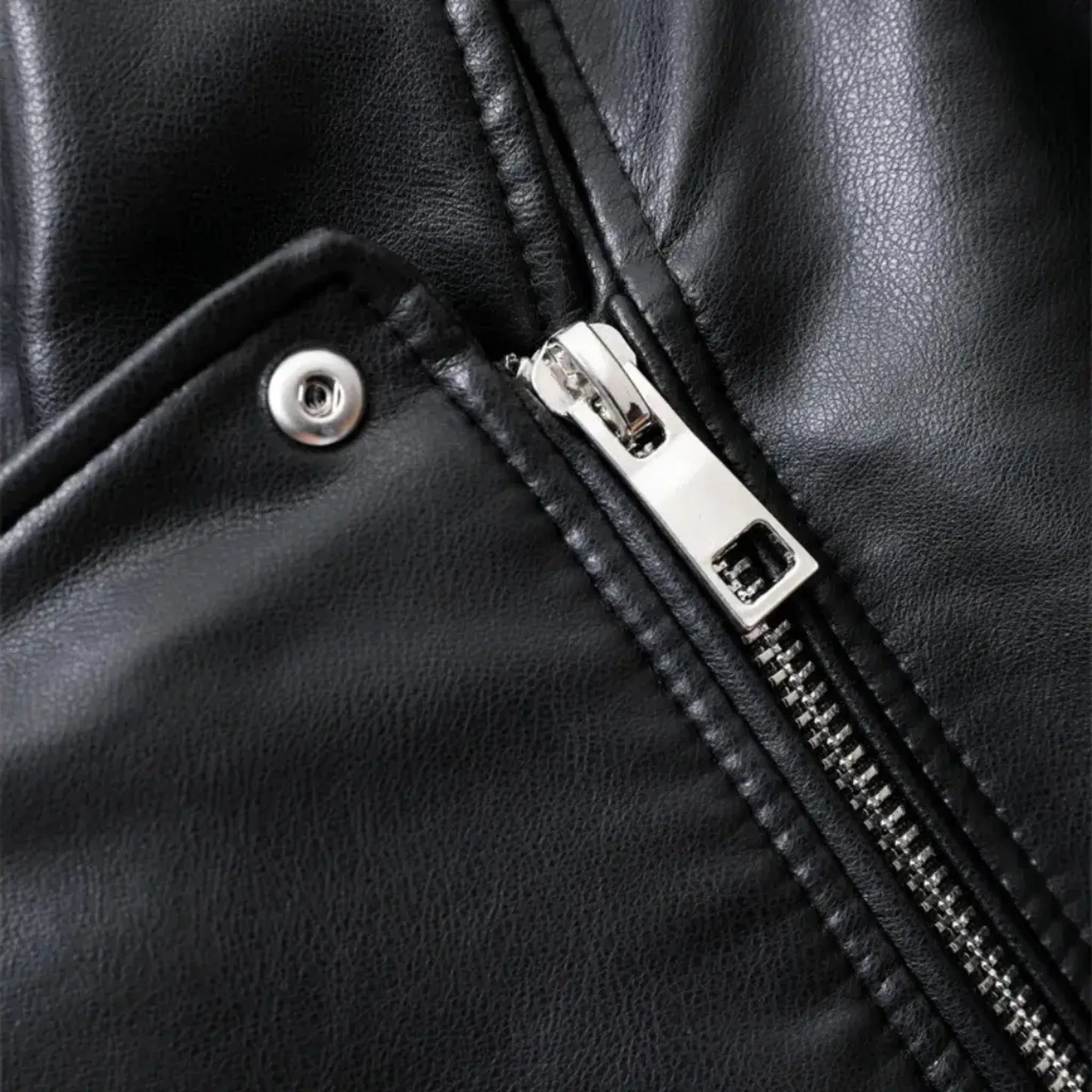 Close do zíper metálico da jaqueta feminina biker oversized de couro preta premium Valence com acabamento sofisticado e moderno