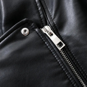 Close do zíper metálico da jaqueta feminina biker oversized de couro preta premium Valence com acabamento sofisticado e moderno