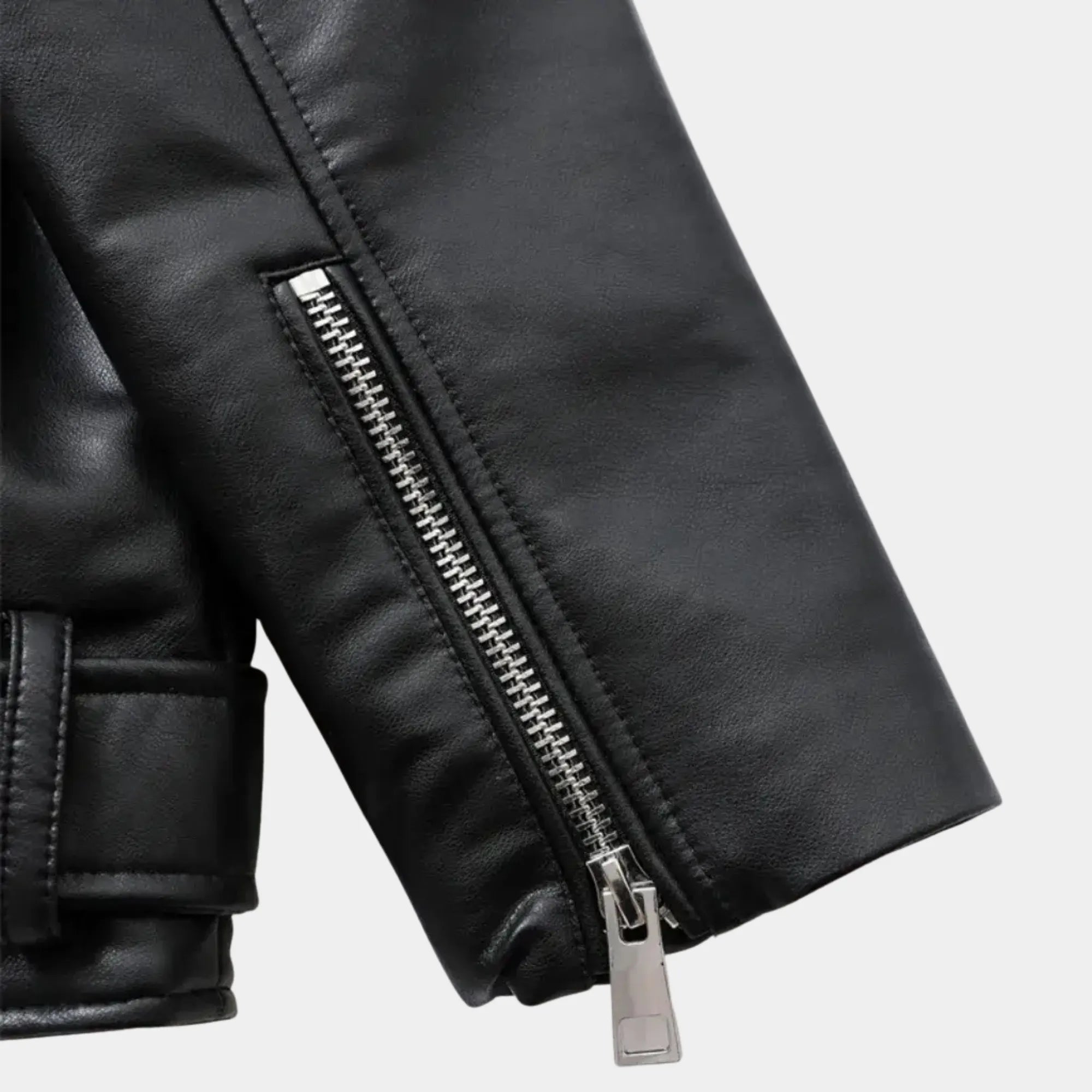 Detalhe da manga da jaqueta feminina biker oversized de couro preta premium Valence com zíper metálico e acabamento moderno luxury