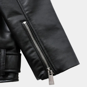 Detalhe da manga da jaqueta feminina biker oversized de couro preta premium Valence com zíper metálico e acabamento moderno luxury