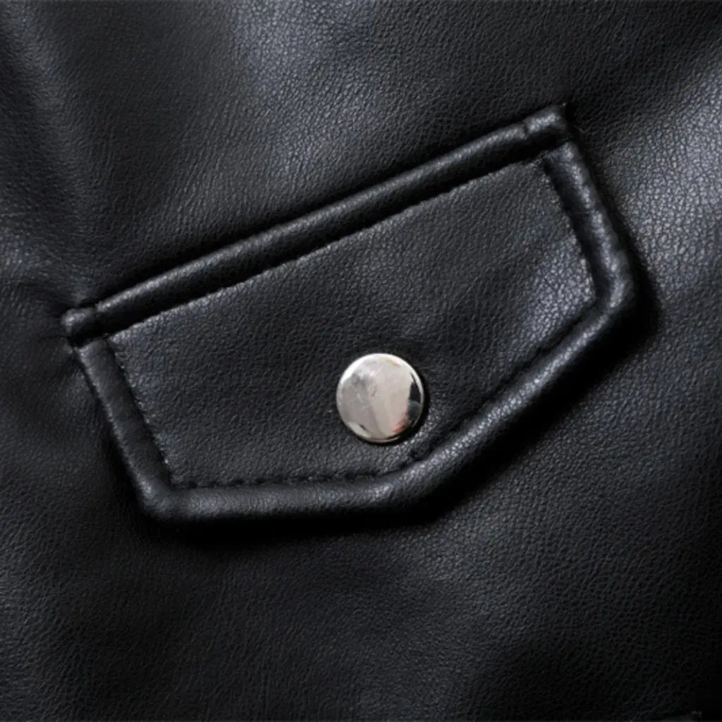 Detalhe do acabamento da jaqueta biker feminina preta oversized Valence