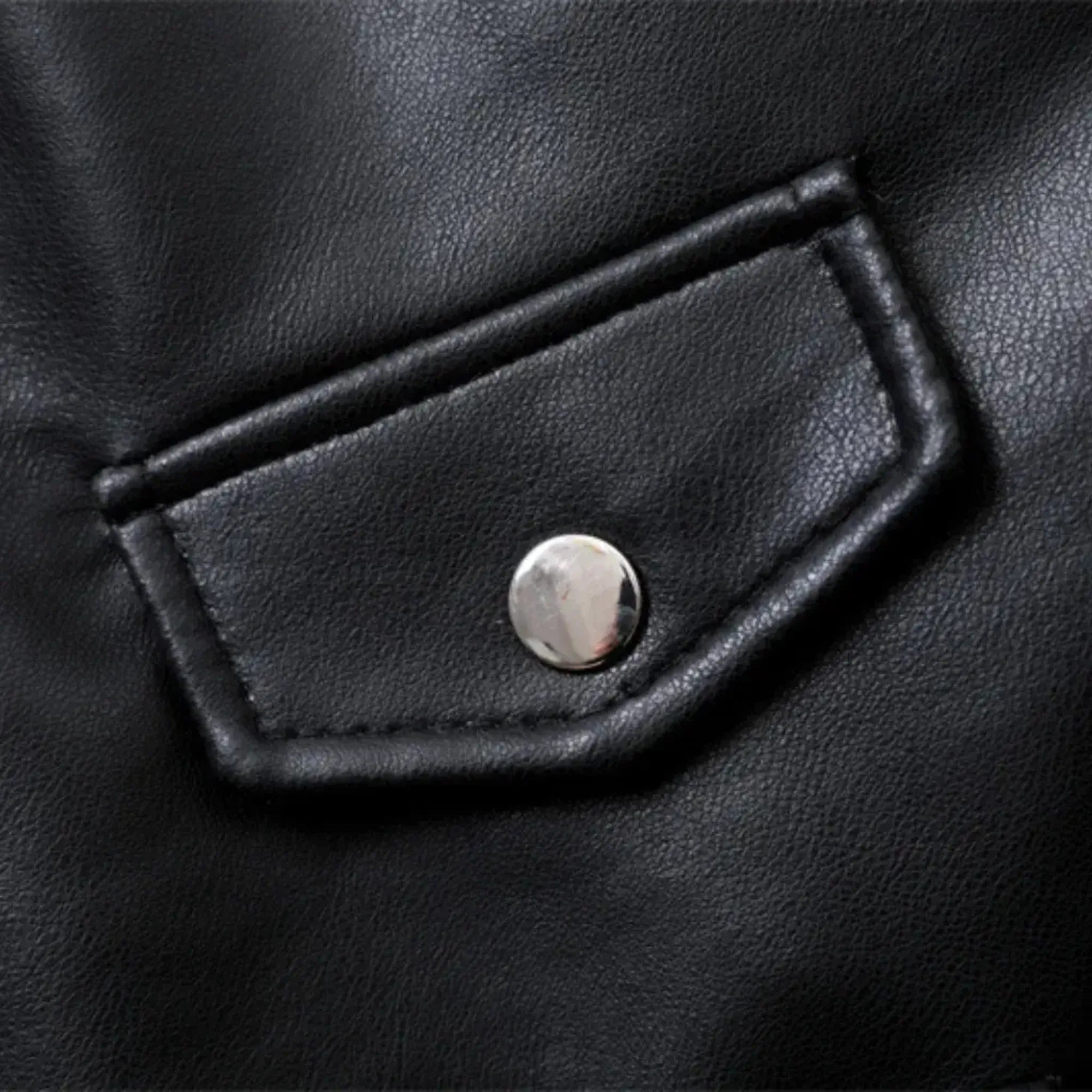 Detalhe da jaqueta feminina biker oversized de couro preta premium Valence com bolso decorativo e acabamento sofisticado moderno