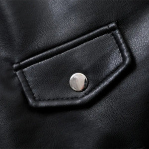Detalhe da jaqueta feminina biker oversized de couro preta premium Valence com bolso decorativo e acabamento sofisticado moderno