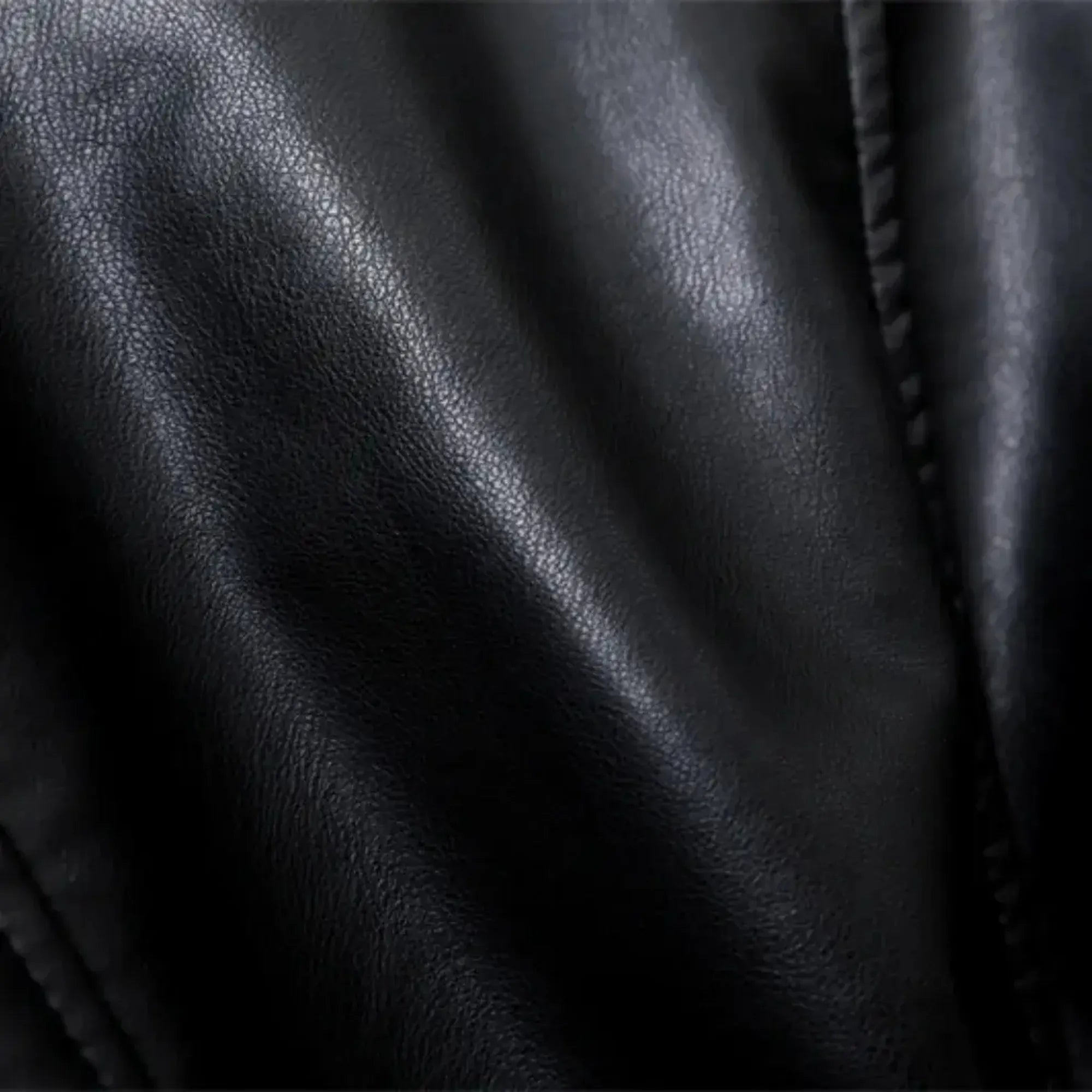 Detalhe da textura da jaqueta feminina biker oversized de couro preta premium Valence com acabamento macio e visual sofisticado moderno