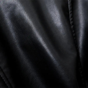 Detalhe da textura da jaqueta feminina biker oversized de couro preta premium Valence com acabamento macio e visual sofisticado moderno
