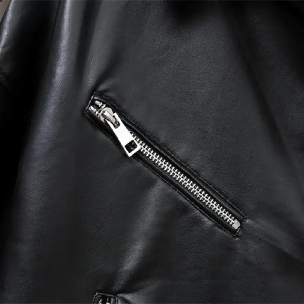 Detalhe do fechamento em zíper metálico da jaqueta biker feminina preta oversized Valence