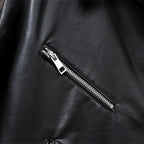 Detalhe do fechamento em zíper metálico da jaqueta biker feminina preta oversized Valence