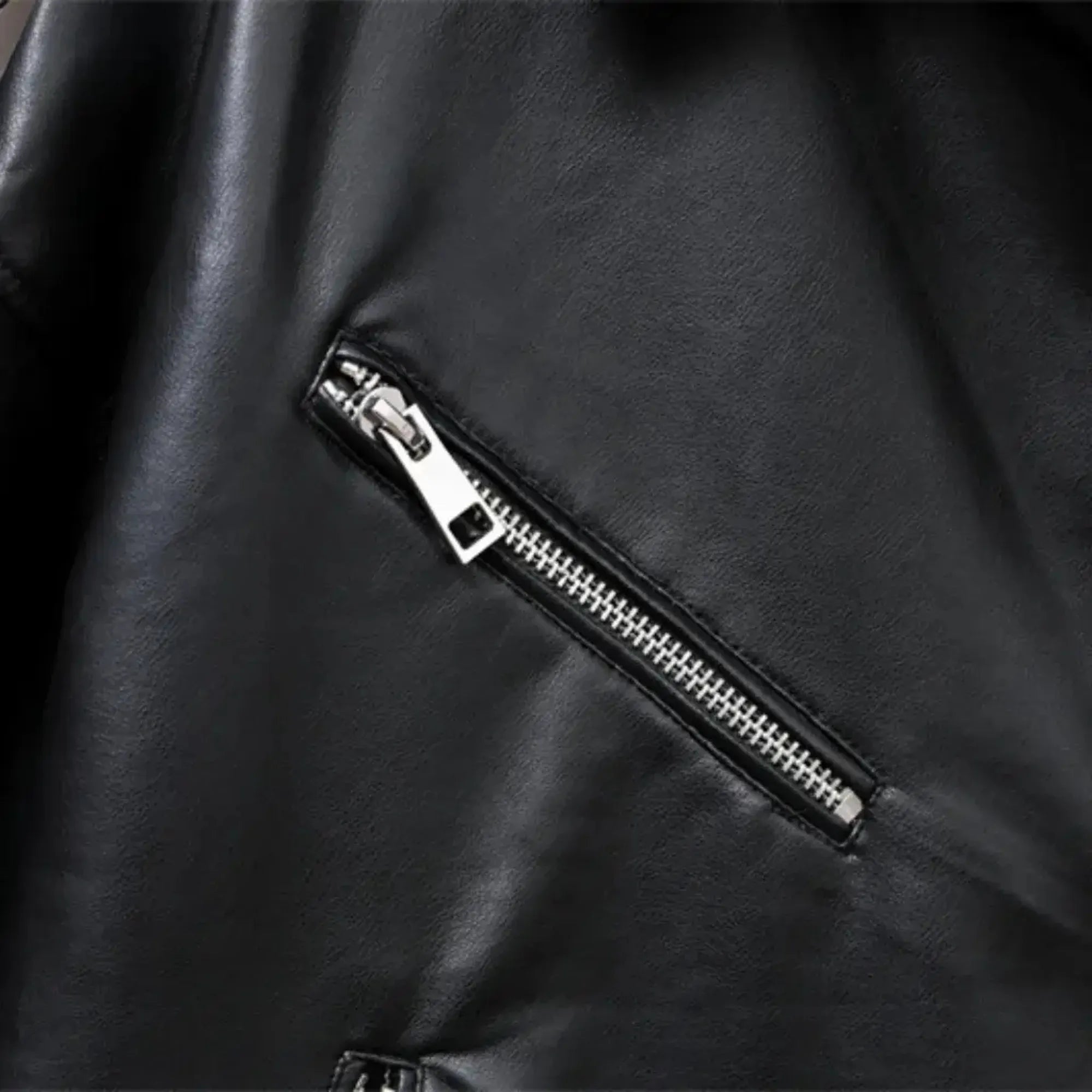 Detalhe da jaqueta feminina biker oversized de couro preta premium Valence com fechamento em zíper metálico e acabamento sofisticado