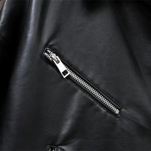 Detalhe da jaqueta feminina biker oversized de couro preta premium Valence com fechamento em zíper metálico e acabamento sofisticado