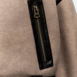 Jaqueta Feminina Peluciada Detalhes em Couro