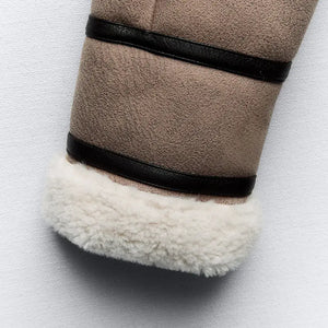 Jaqueta Feminina Peluciada Detalhes em Couro