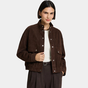 Modelo usando jaqueta feminina marrom suede premium com acabamento sofisticado e caimento moderno