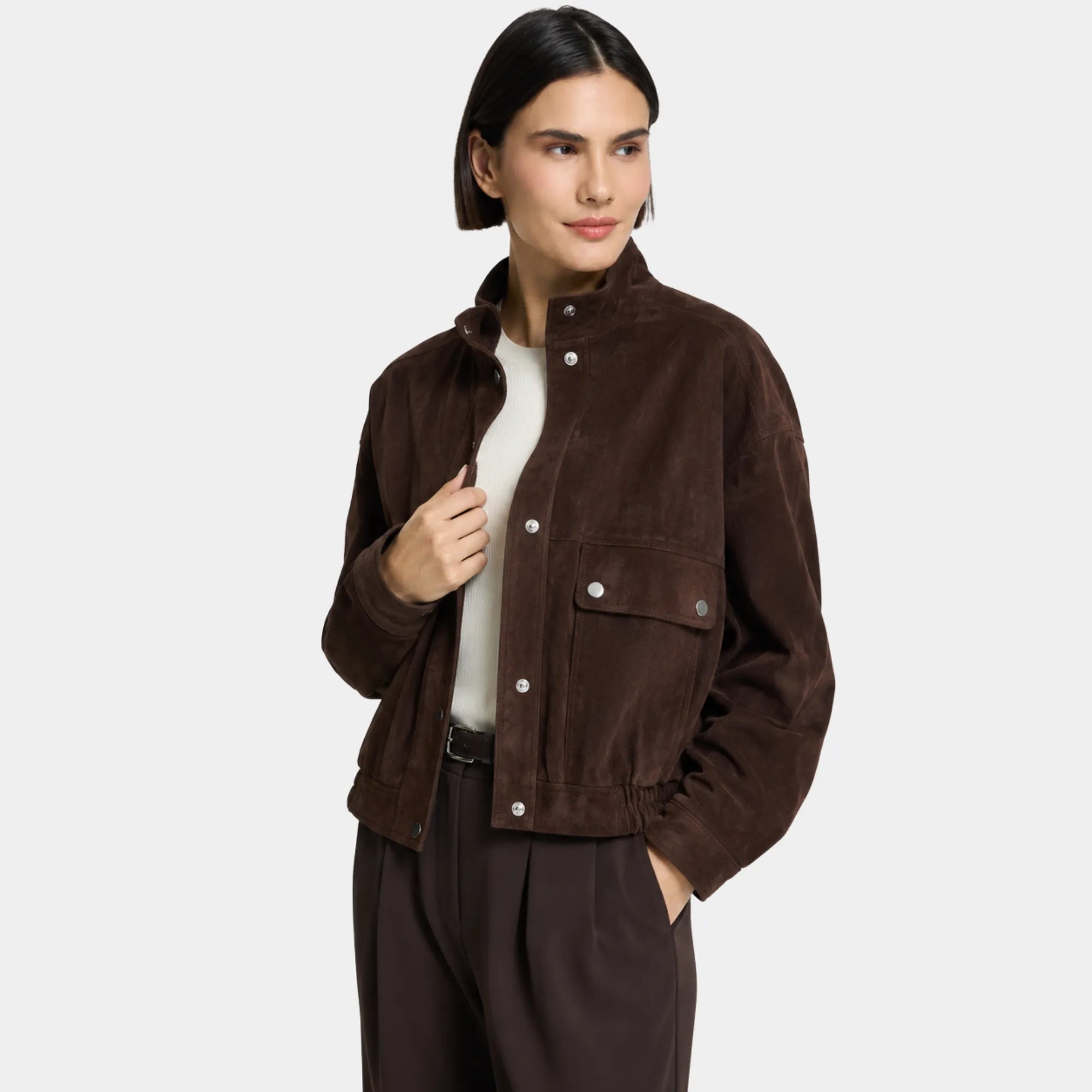 Jaqueta feminina marrom estilo oversized em suede premium com bolsos frontais e gola alta