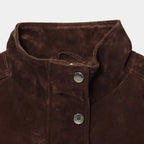Look feminino elegante com jaqueta suede marrom premium em composição clean luxury