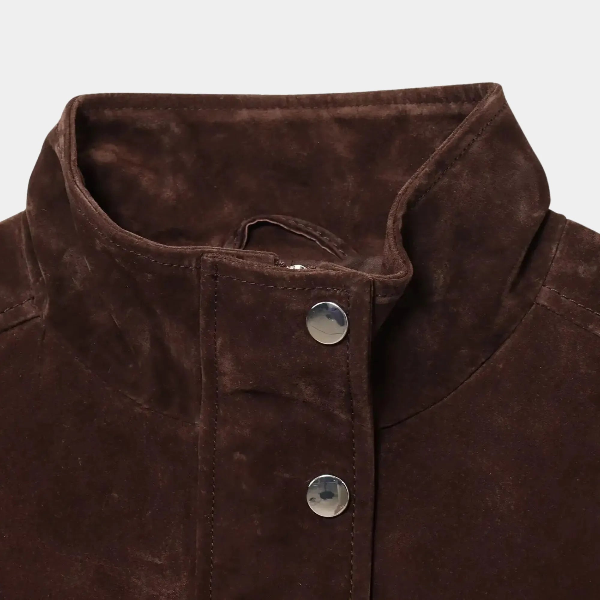 Look feminino elegante com jaqueta suede marrom premium em composição clean luxury