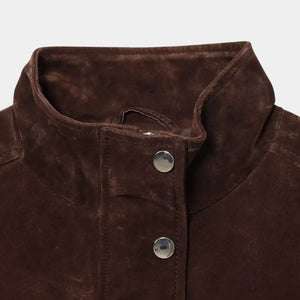 Look feminino elegante com jaqueta suede marrom premium em composição clean luxury