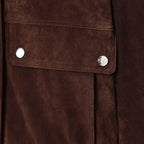 Jaqueta feminina suede premium marrom chocolate em foto editorial minimalista