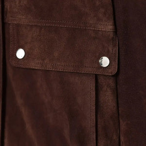 Jaqueta feminina suede premium marrom chocolate em foto editorial minimalista