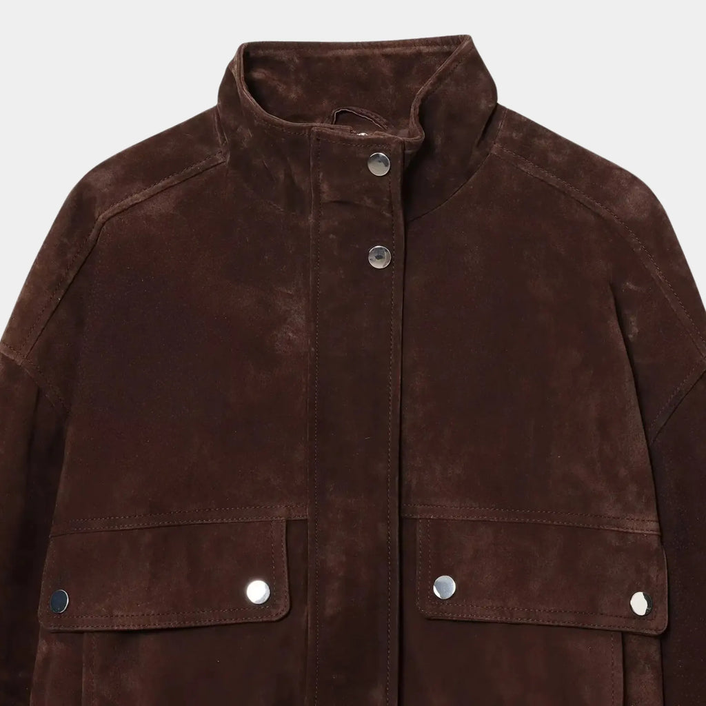 Modelo em estúdio usando jaqueta feminina suede marrom premium com estilo urbano elegante