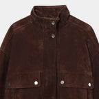 Modelo em estúdio usando jaqueta feminina suede marrom premium com estilo urbano elegante