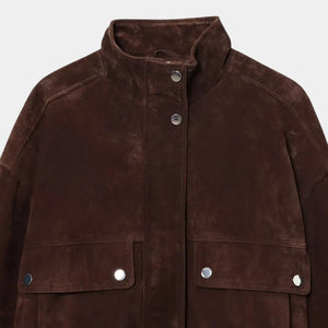 Modelo em estúdio usando jaqueta feminina suede marrom premium com estilo urbano elegante