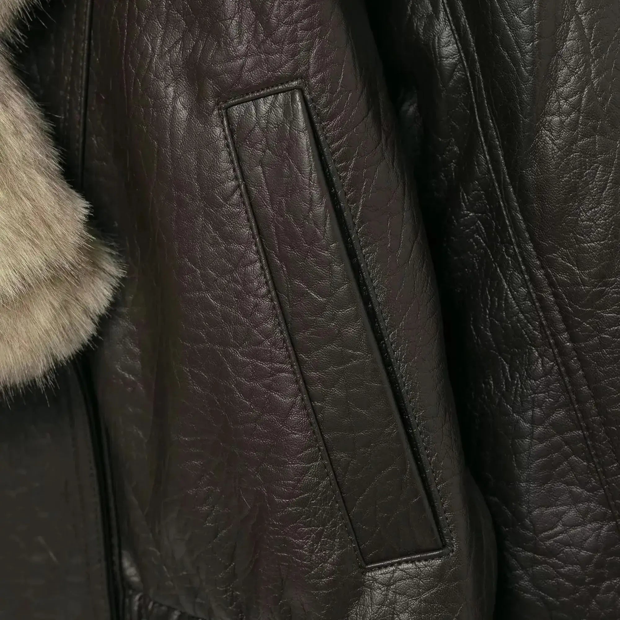 Detalhe do acabamento em couro PU premium da jaqueta feminina marrom com textura sofisticada