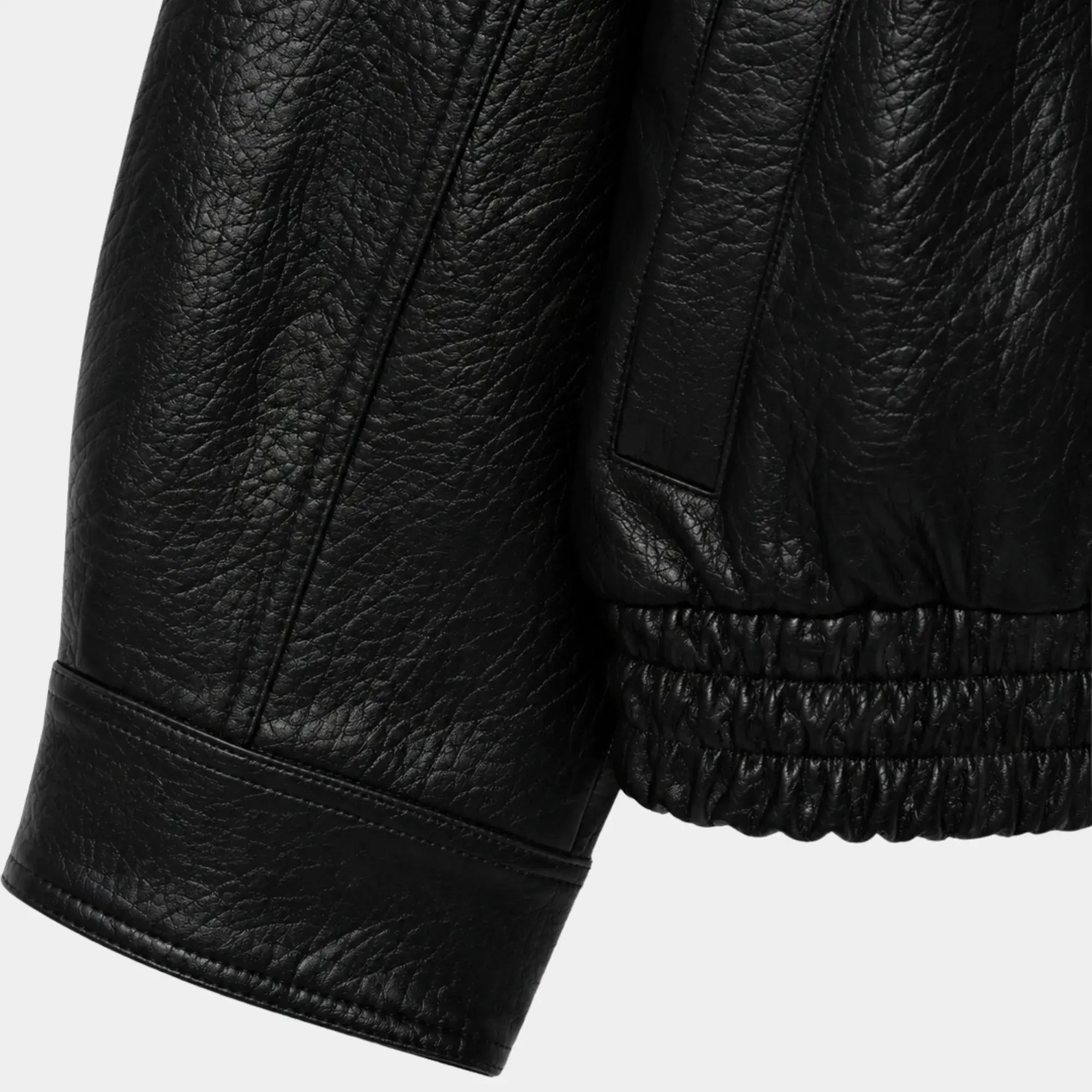 Vista traseira da jaqueta preta feminina oversized com acabamento premium e gola removível