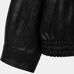 Vista traseira da jaqueta preta feminina oversized com acabamento premium e gola removível