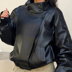 Jaqueta feminina preta gola alta couro sintético