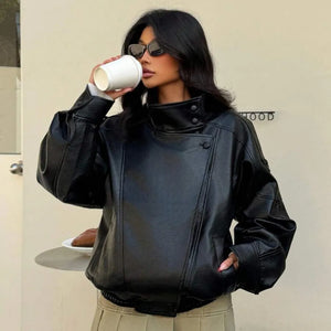 Jaqueta bomber preta feminina detalhe frontal