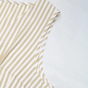 Macacão Curto Listrado Decote V sem Mangas