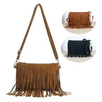 Bolsa crossbody de camurça caramelo com alça longa, com miniaturas das versões caramelo e preta ao lado