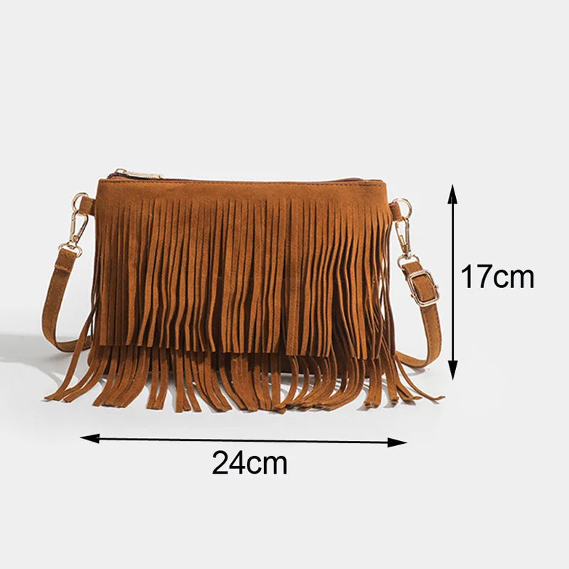Bolsa crossbody de camurça caramelo com as medidas indicadas: 24 cm de largura por 17 cm de altura