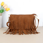 Bolsa crossbody de camurça caramelo com franjas na frente e alça longa, sobre fundo claro com flores