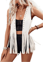 Modelo de colete de camurça branco com franjas longas e tachas, sobre top preto e shorts