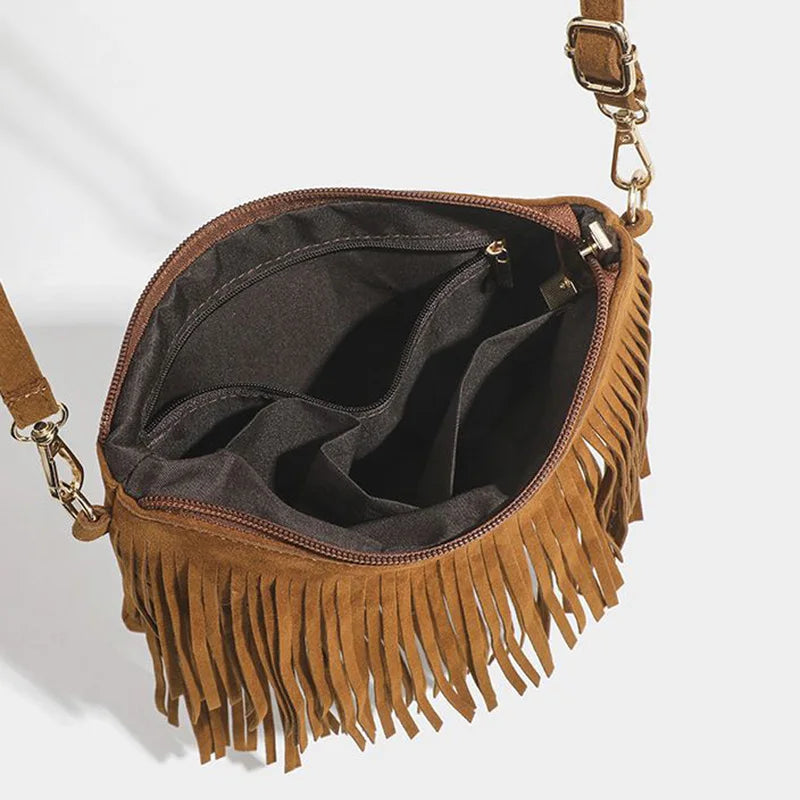 Interior da bolsa crossbody de camurça caramelo aberto, mostrando os compartimentos e o zíper
