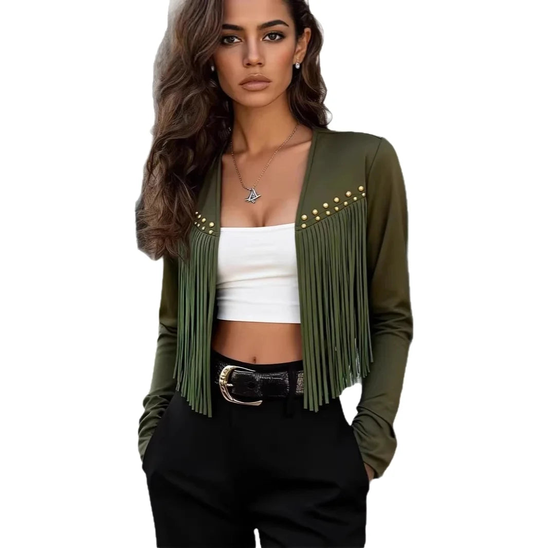 Modelo de jaqueta curta verde militar com franjas e tachas, top branco e calça preta