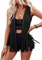 Modelo de colete de camurça preto com franjas longas e tachas, sobre top e shorts pretos