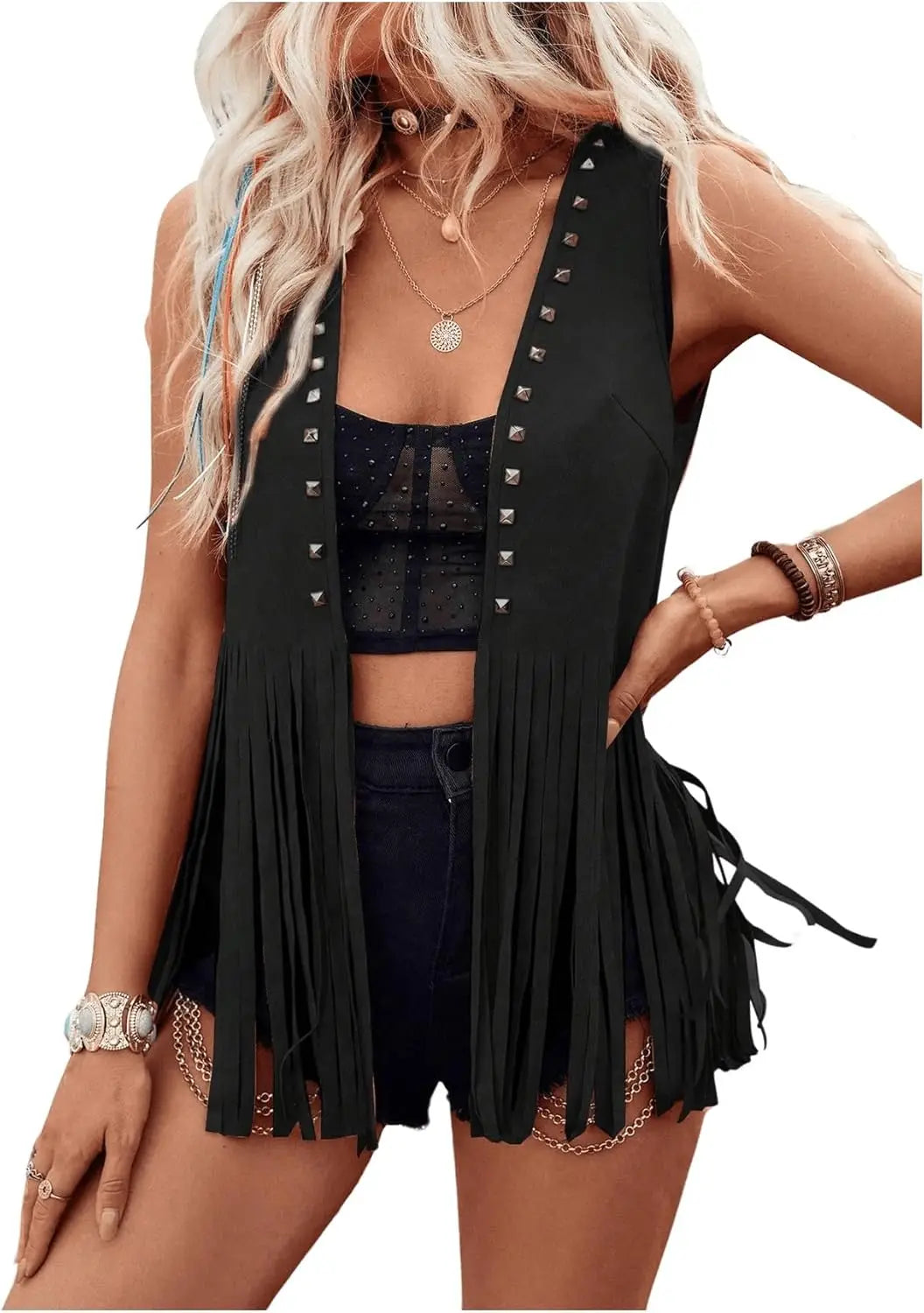 Modelo de colete de camurça preto com franjas longas e tachas, sobre top e shorts pretos