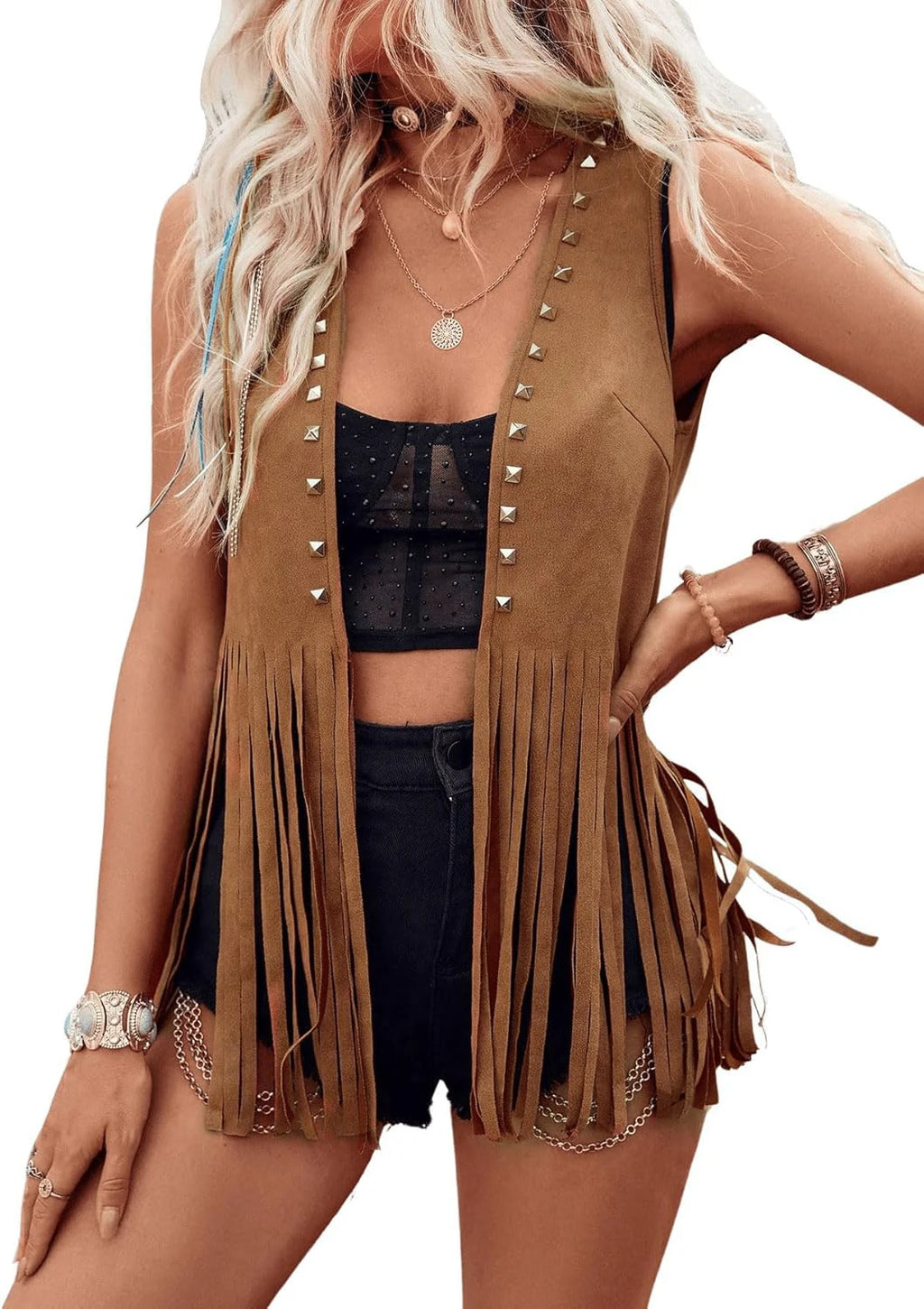 Modelo de colete de camurça caramelo com franjas longas e tachas, sobre top preto e shorts