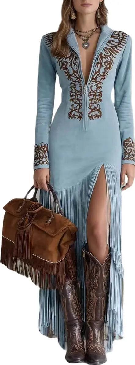 Modelo de vestido longo de camurça azul claro com bordado e franjas, still recortado sem fundo