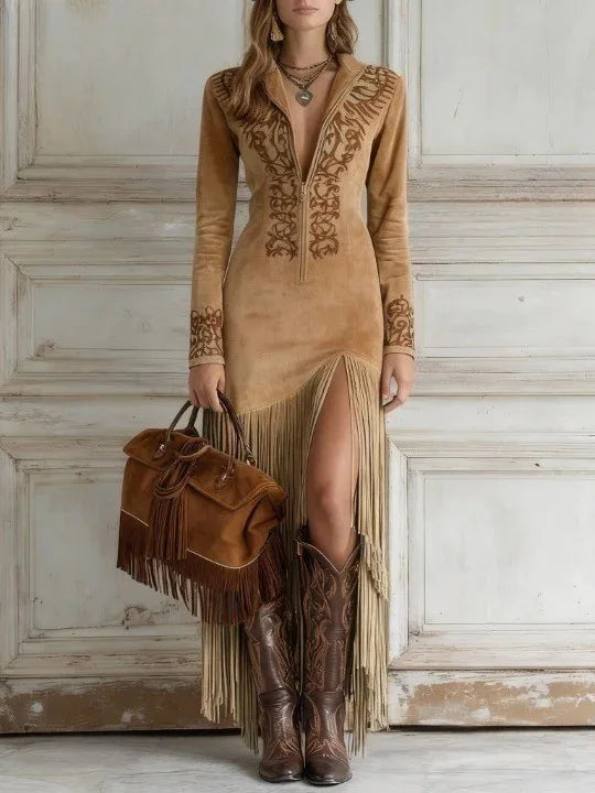 Modelo de vestido longo de camurça caramelo com bordado no decote e franjas, com bolsa de couro e bota texana