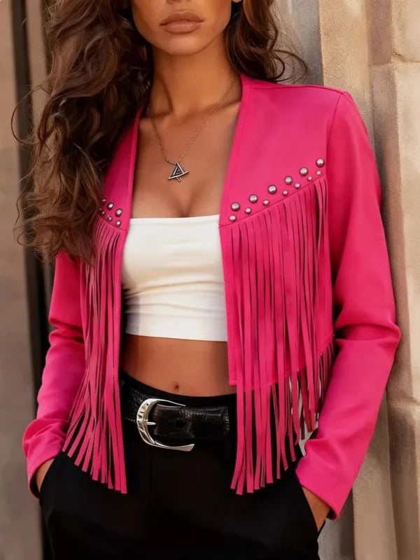 Modelo de jaqueta curta rosa pink com franjas e tachas, top branco e calça preta