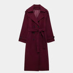 Trench coat feminino longo vinho com cinto removível, lapela ampla e abotoamento duplo elegante