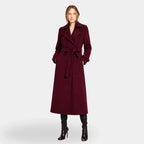 Modelo usando trench coat feminino longo vinho com cinto removível e botas em produção elegante de inverno