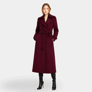 Modelo usando trench coat feminino longo vinho com cinto removível e botas em produção elegante de inverno
