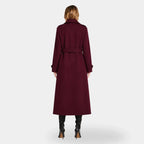 Vista traseira de trench coat feminino longo vinho com cinto removível e modelagem elegante para inverno