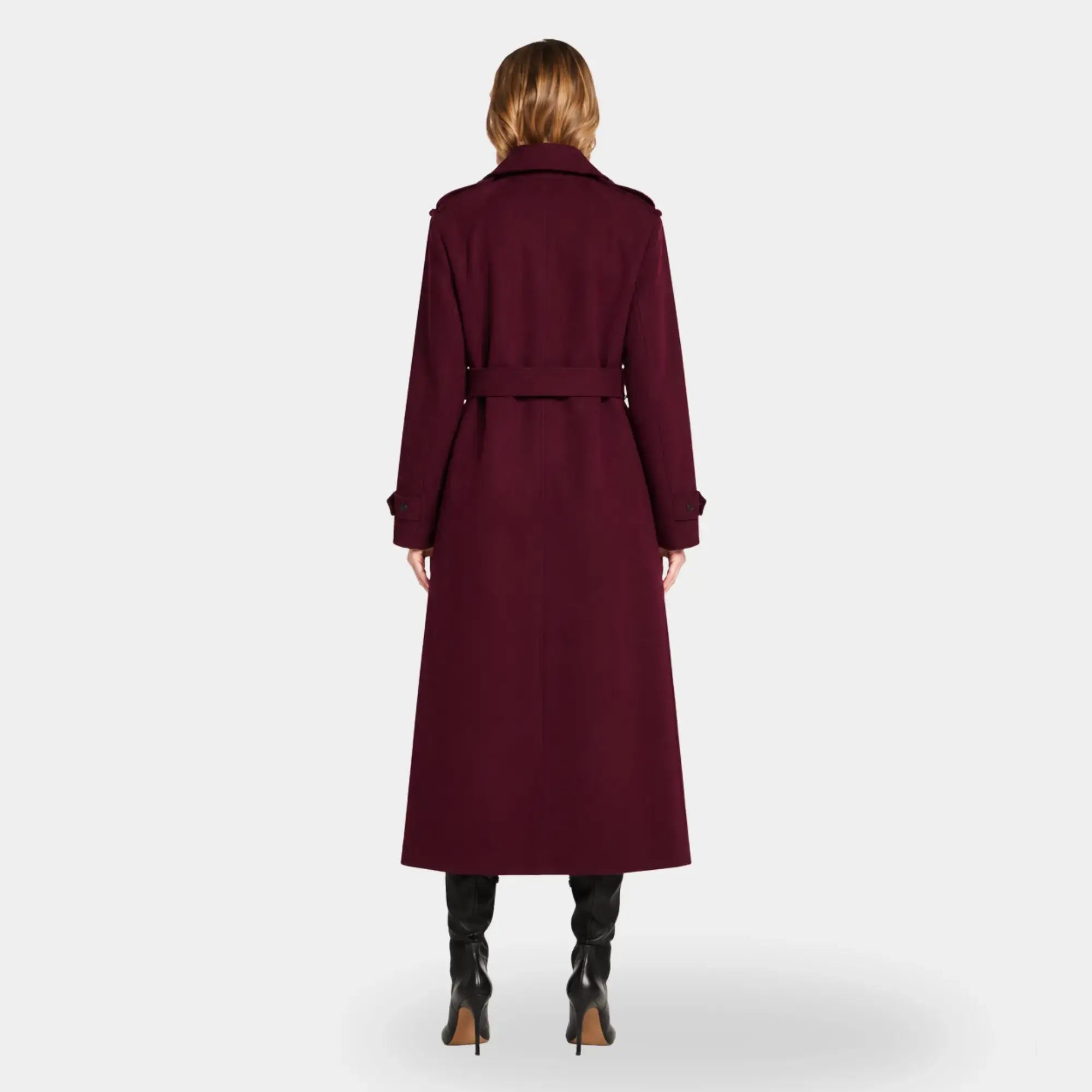 Vista traseira de trench coat feminino longo vinho com cinto removível e modelagem elegante para inverno