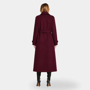 Vista traseira de trench coat feminino longo vinho com cinto removível e modelagem elegante para inverno