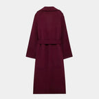 Gola traseira do trench coat feminino longo vinho com acabamento premium e tecido de toque macio